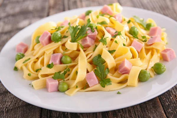 Pasta met erwten en ham — Stockfoto