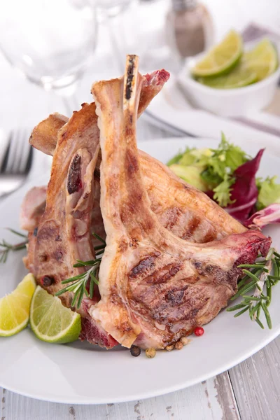 Costilla de cordero a la parrilla — Foto de Stock