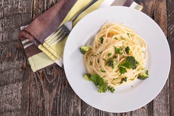 Spaghetti and broccoli — Stock Photo, Image