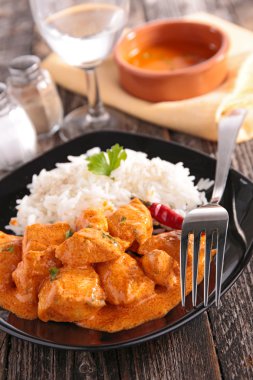 Körili tavuk ve pilav.