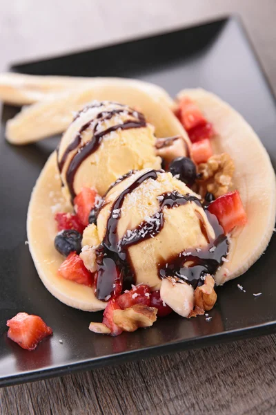 Banana with ice cream and chocolate — Stock Photo, Image