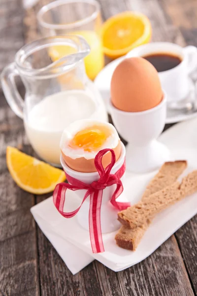 Traditioneel ontbijt met koffie — Stockfoto