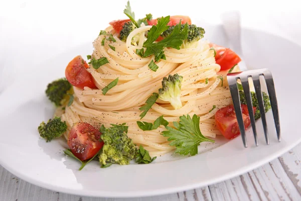 Spaghetti met broccoli en tomaten — Stockfoto
