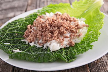 Sığır eti ve pirinç ile lahana rulo