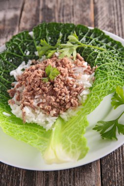 Sığır eti ve pirinç ile lahana rulo