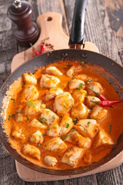 Curry ile pişmiş tavuk