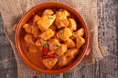 Curry ile pişmiş tavuk