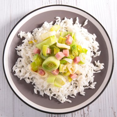 Pırasa, havuç ve pilavlı domuz pastırması