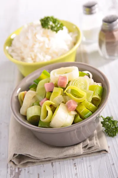 Puerro, zanahoria y tocino con arroz — Foto de Stock