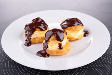 choux Pasta krema ve çikolata ile