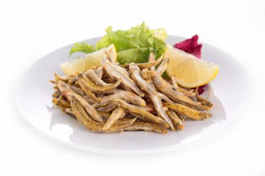 Kızarmış balık ve limon