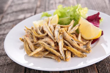 Kızarmış balık ve limon