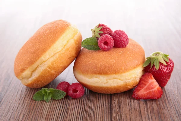 Donuts and berry — Stock Photo, Image