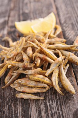 Kızarmış balık ve limon