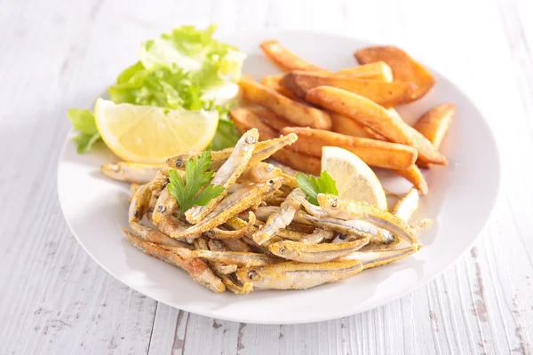 Gebratener Fisch und Sauce — Stockfoto