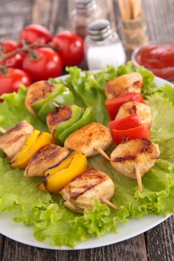 Kızarmış et ve sebze.