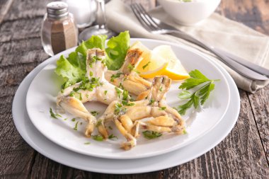 Fried kurbağa bacağı maydanoz ile