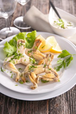 Fried kurbağa bacağı maydanoz ile