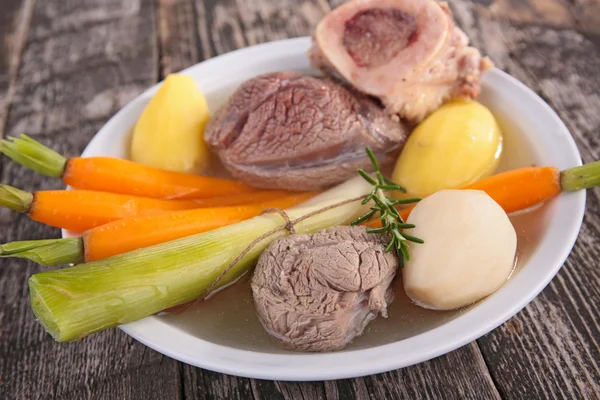 Pot-au-feu, daging sapi rebus dan sayuran — Stok Foto