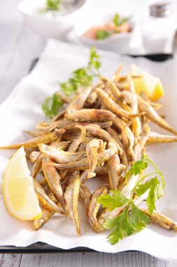 limon plaka üzerinde kızarmış balık