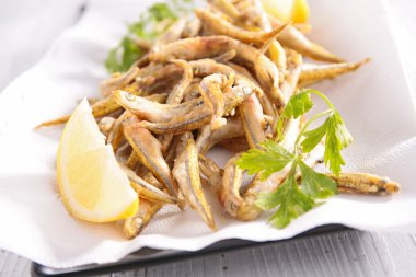 limon plaka üzerinde kızarmış balık