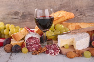 Peynir, şarap, salam ve ekmek