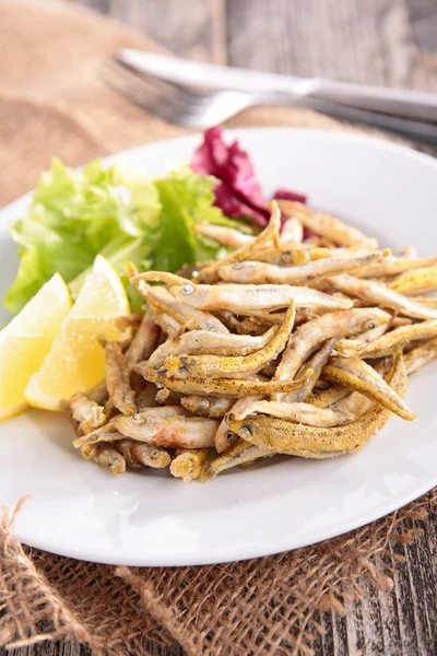 Gebratener Fisch mit Zitrone auf Teller — Stockfoto