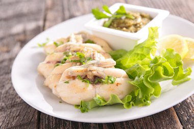 Kurbağa bacağı maydanoz ve salata ile