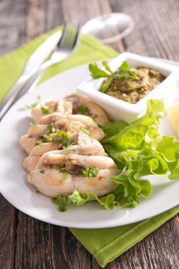 Kurbağa bacağı maydanoz ve salata ile