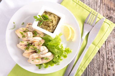 Kurbağa bacağı maydanoz ve salata ile