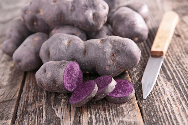 Surowe ziemniaki fioletowe — Zdjęcie stockowe