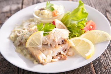 Balık, salata ve sos