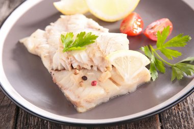 Balık, salata ve sos