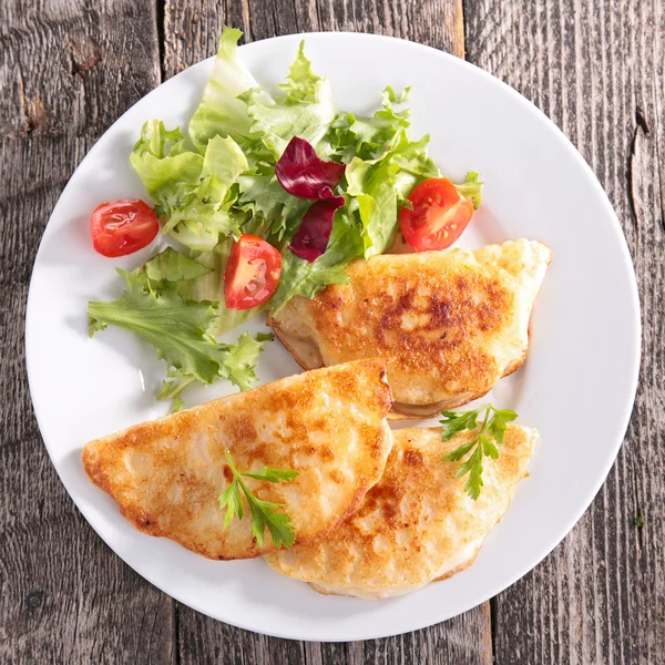 Leckere Crêpes mit Käse — Stockfoto