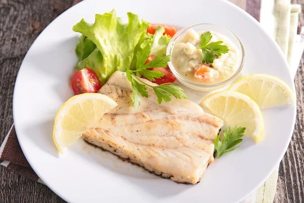 Рыба, салат и соус — стоковое фото