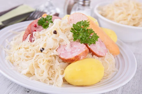 Kohl mit Fleisch und Gemüse — Stockfoto