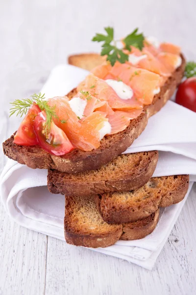 Brot mit Käse und Lachs — Stockfoto