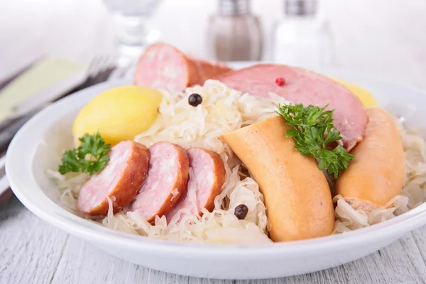 Cabbage with meat and vegetables — Stock Photo, Image