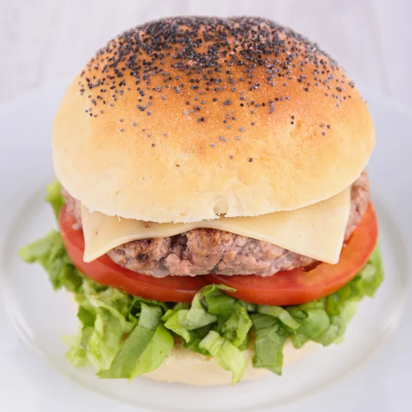 Smakelijke hamburger op plaat — Stockfoto