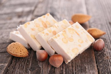 fındık ile bademler