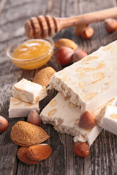 Nougat med nötter och honung — Stockfoto
