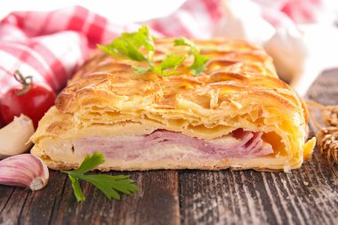 Peynir ve domuz eti puf böreği