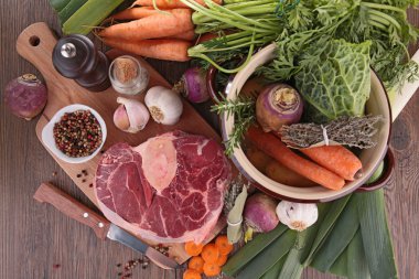 Çiğ sebze ve sığır eti