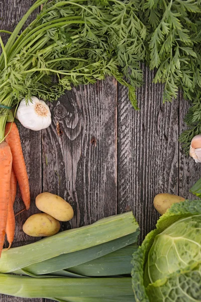 Légumes crus sur bois — Photo