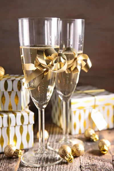 Champagne och gåvor — Stockfoto