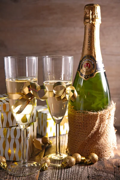 Glasses of champagne and oysters — Stock Photo, Image