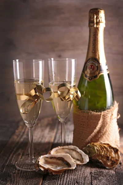 Bicchieri di champagne e ostriche — Foto Stock