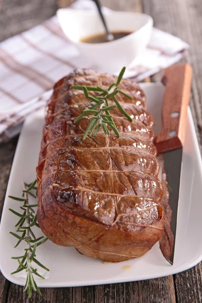 Carne assada em prato — Fotografia de Stock