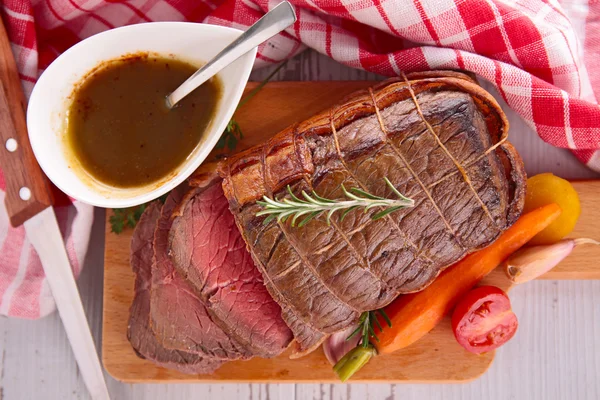 Roast Beef op snijplank — Stockfoto