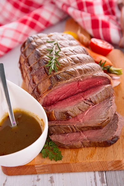 Roast Beef op snijplank — Stockfoto